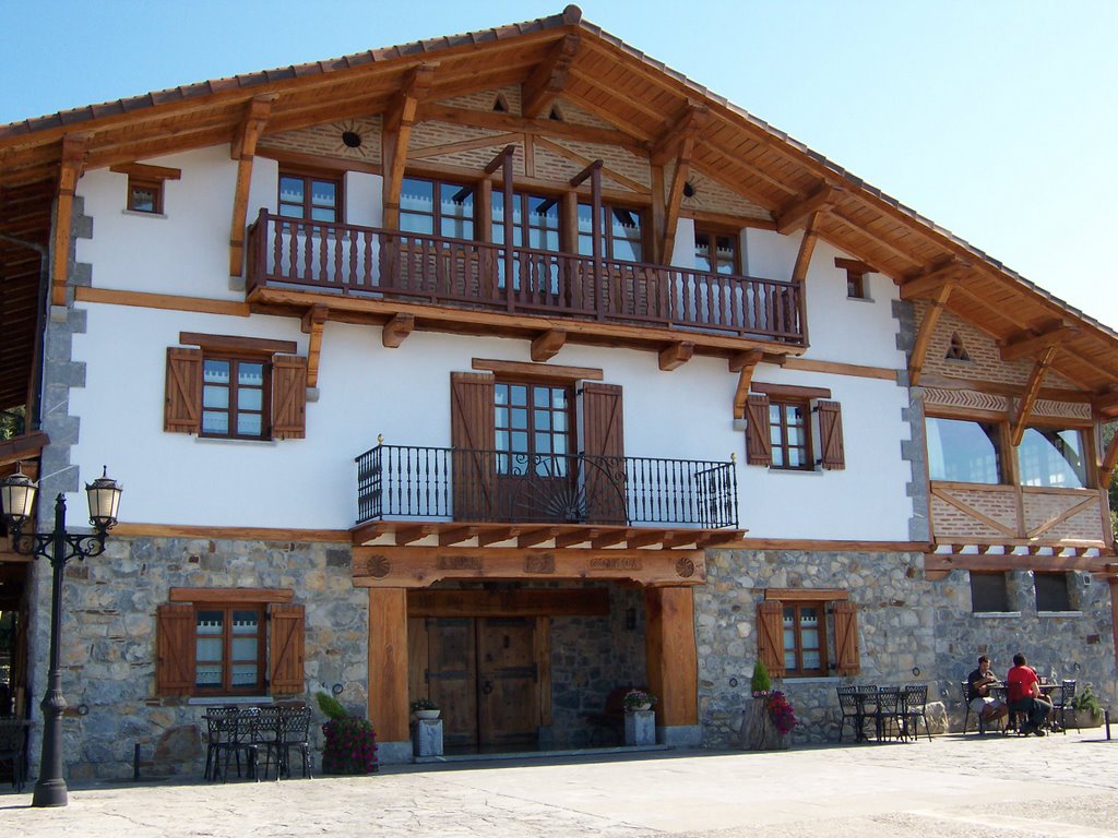 Restaurant AXPE GOIKOA-ERRETEGIA, situat entre els parcs naturals de GORBEA I URKIOLA by F.X.Bellmunt