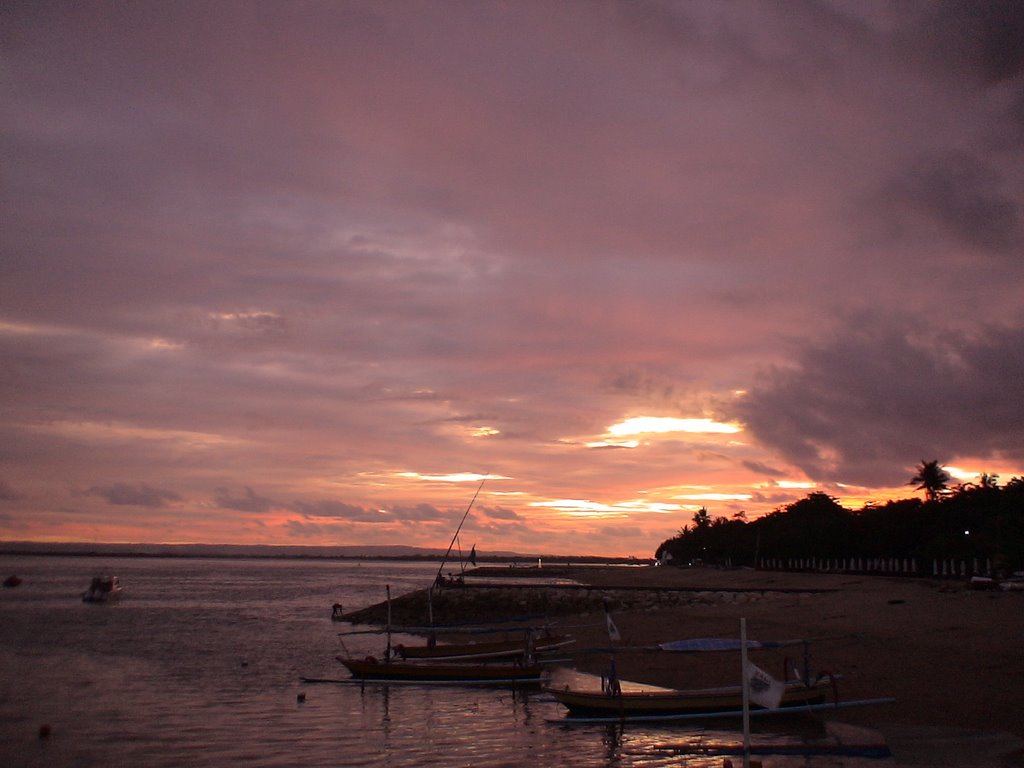 Sunset at Sanur Beach - Dec 2008 by juzjupiter