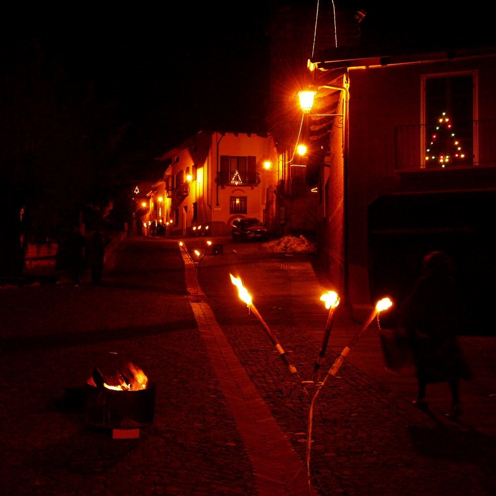 La vigilia di Natale in Via Roma, salita al Castello by Andrea Cauda