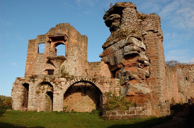 Burg Neu-Scharfeneck by Dr. Andreas Kranz