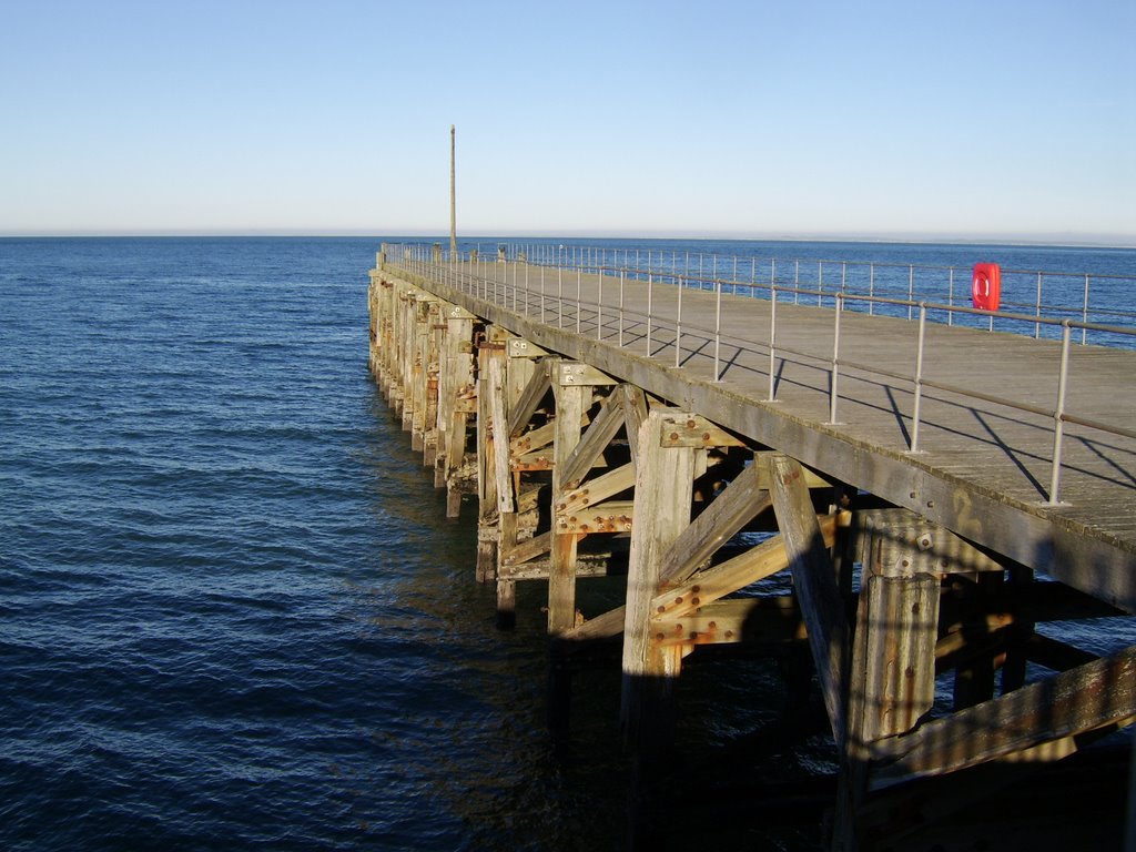 Trefor pier by Bigdutchman