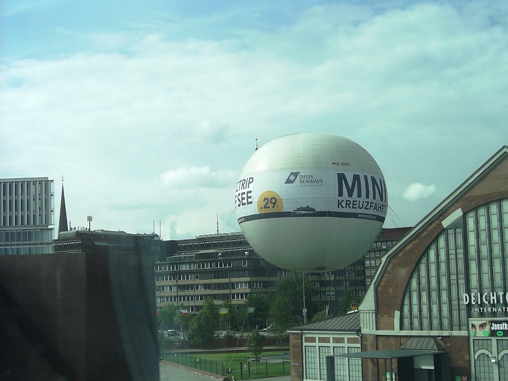 Hamburg,Ballon an der Deichtorhalle Aug.2006 by de Pourquery Franz