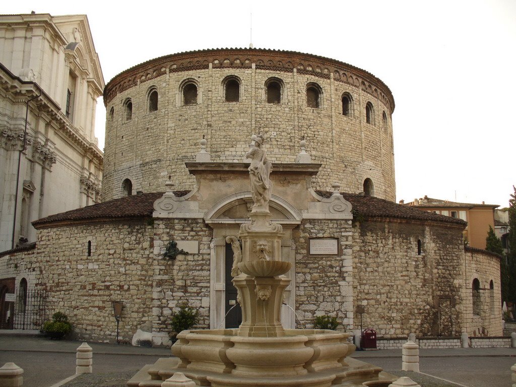 Brescia - Piazza Paolo VI - La Rotonda by jeffwarder