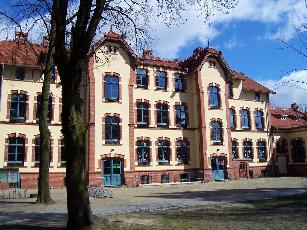 Rote Schule - Hofseite by Durus