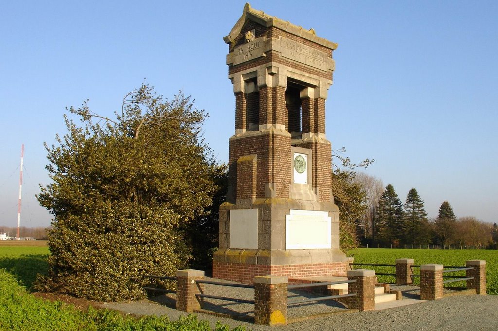 Monument (Gesneuvelde soldaten 24 Aug 1914) by Luc Larivière