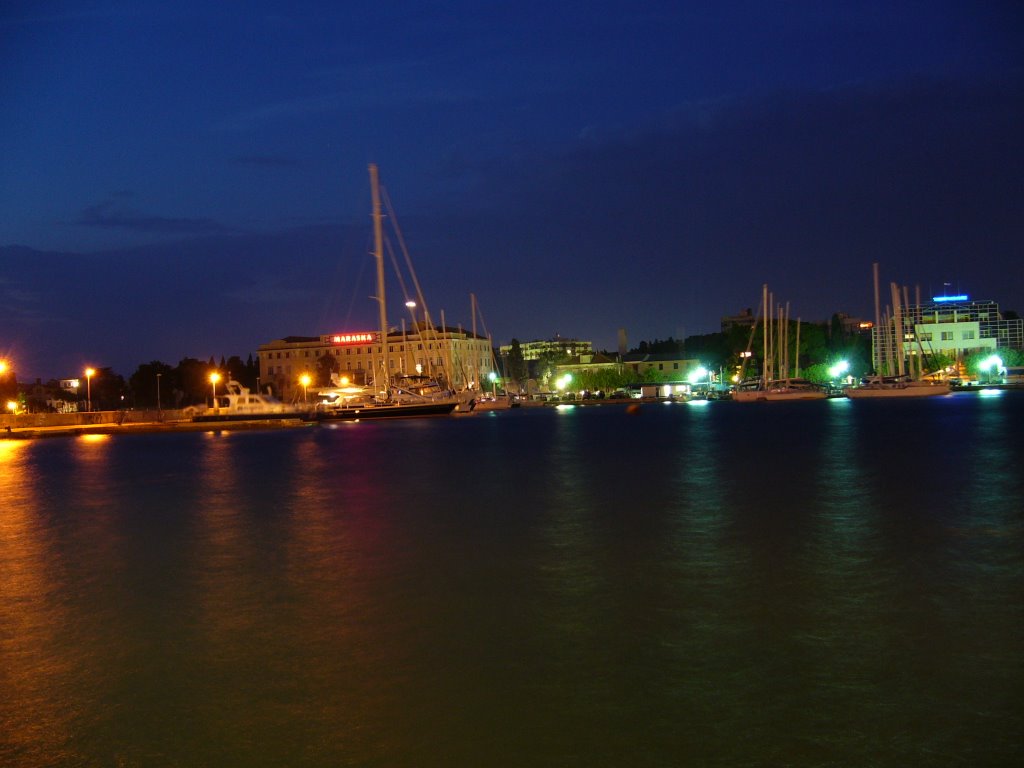 Zadar Hafen bei Nacht by vindona