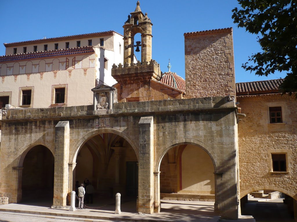 Font de la Salut, Portico by Alo Feder