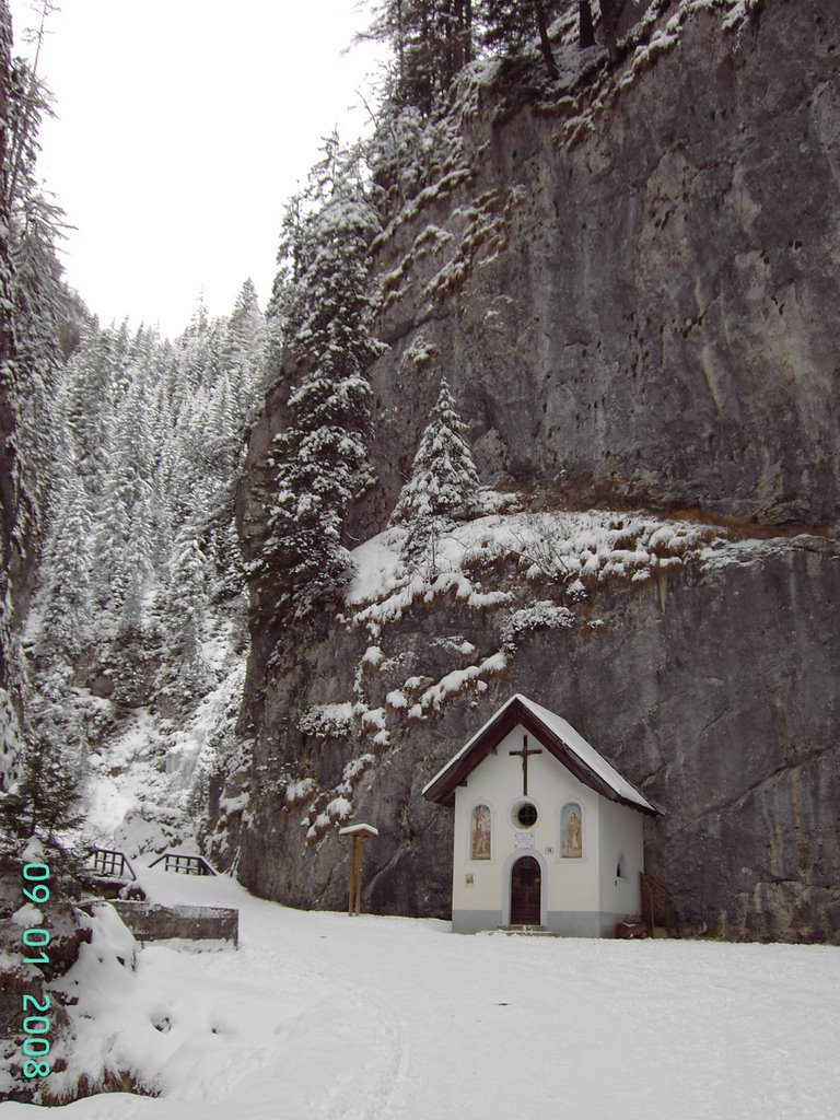 Winterbild Klamm Kapelle Serrai di Sottoguda by Karl0507