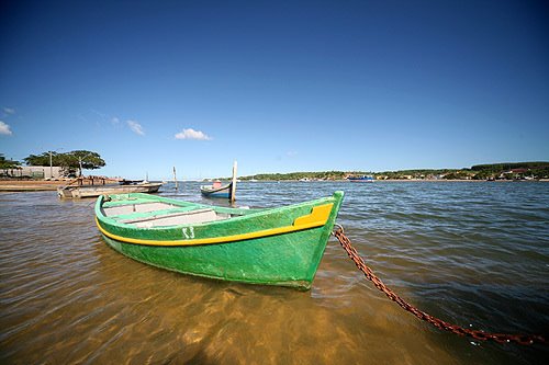 Barco de pesca na Praia da Balsa - Coqueiral de Aracruz by gasperazzo