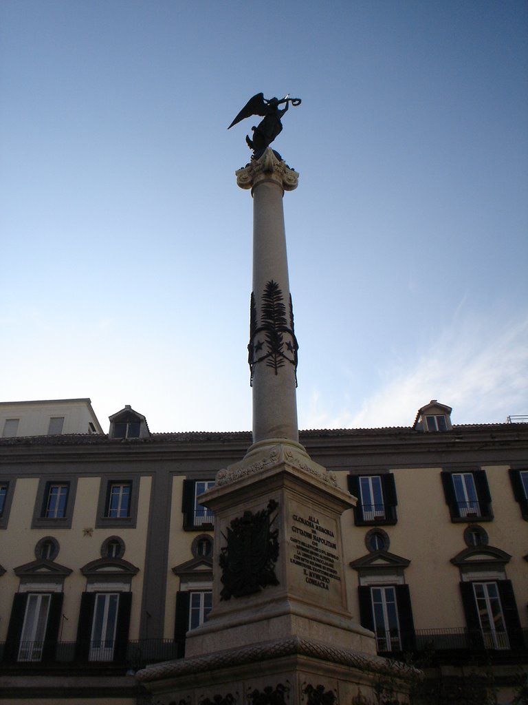 Colonna in Piazza dei Martiri by arcobalenonapoli