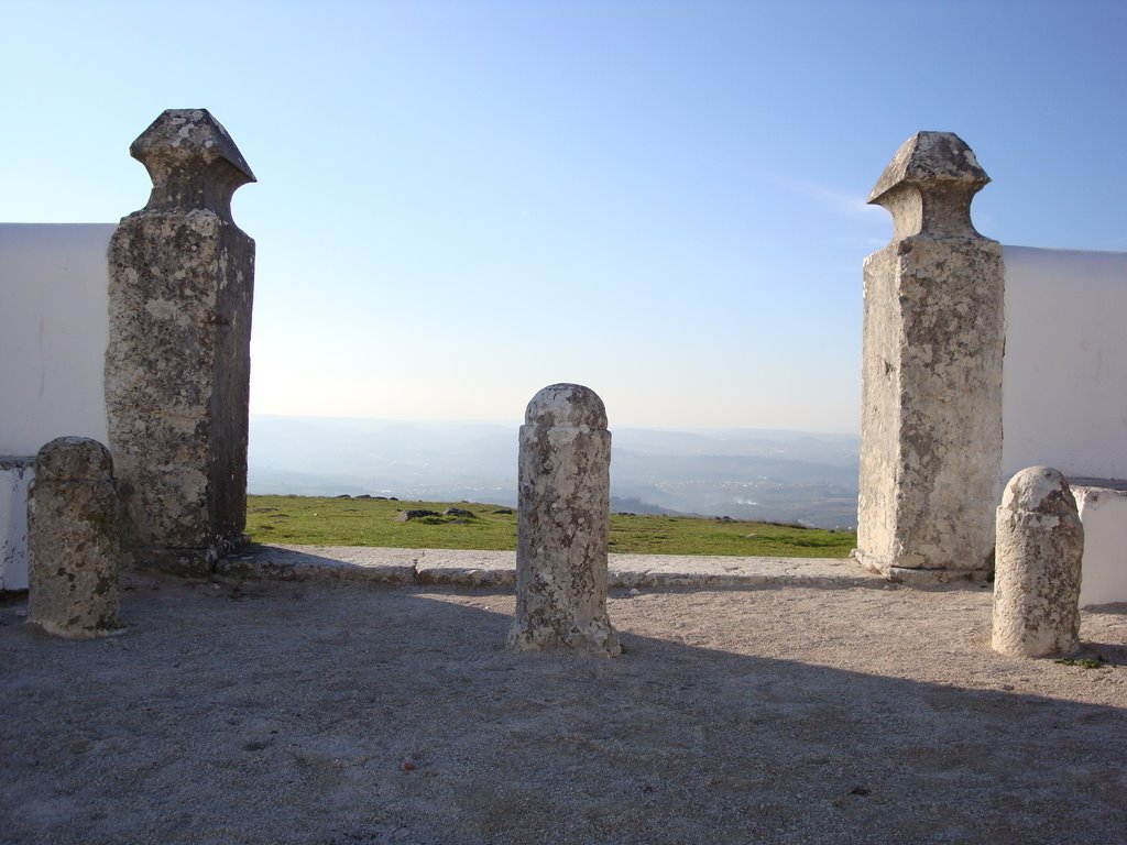 De costas para a igreja (Serra Do Socorro) by Pedro Miguel Lourenç…