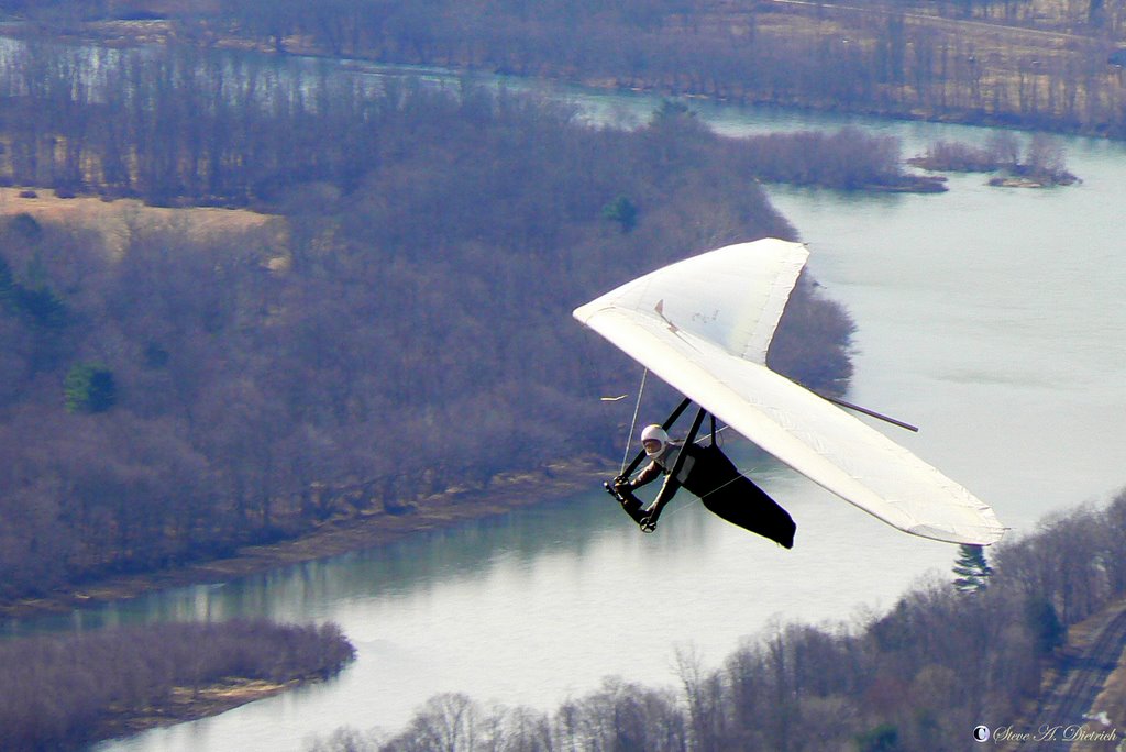 Hang Gliding by Steve Dietrich