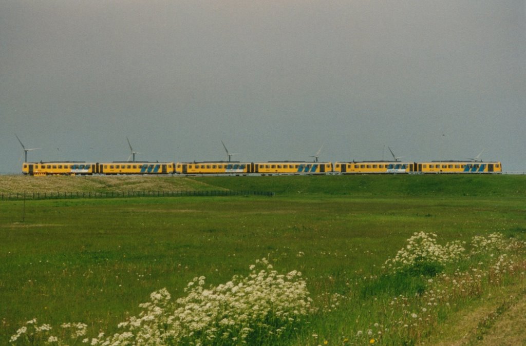 WINDMOLENPARK CENTRAAL-STATION 1996 uiterst zeldzame foto .. maar liefst DRIE wad-lopers onder de wind-molens by walterskrutser