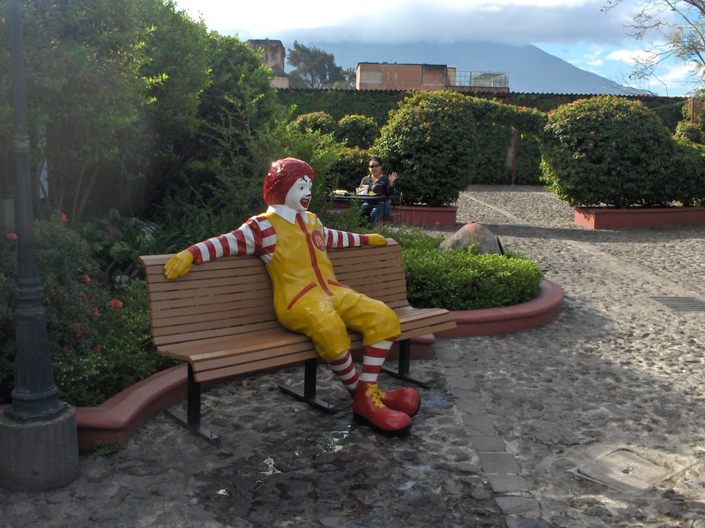 Jardín del Mc Donald de Antigua by jusanma