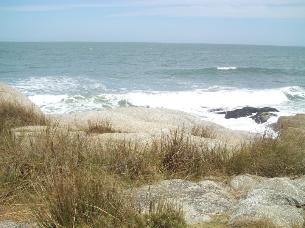 Vista de las olas sobre las rocas (Punta del Diablo) by letu88