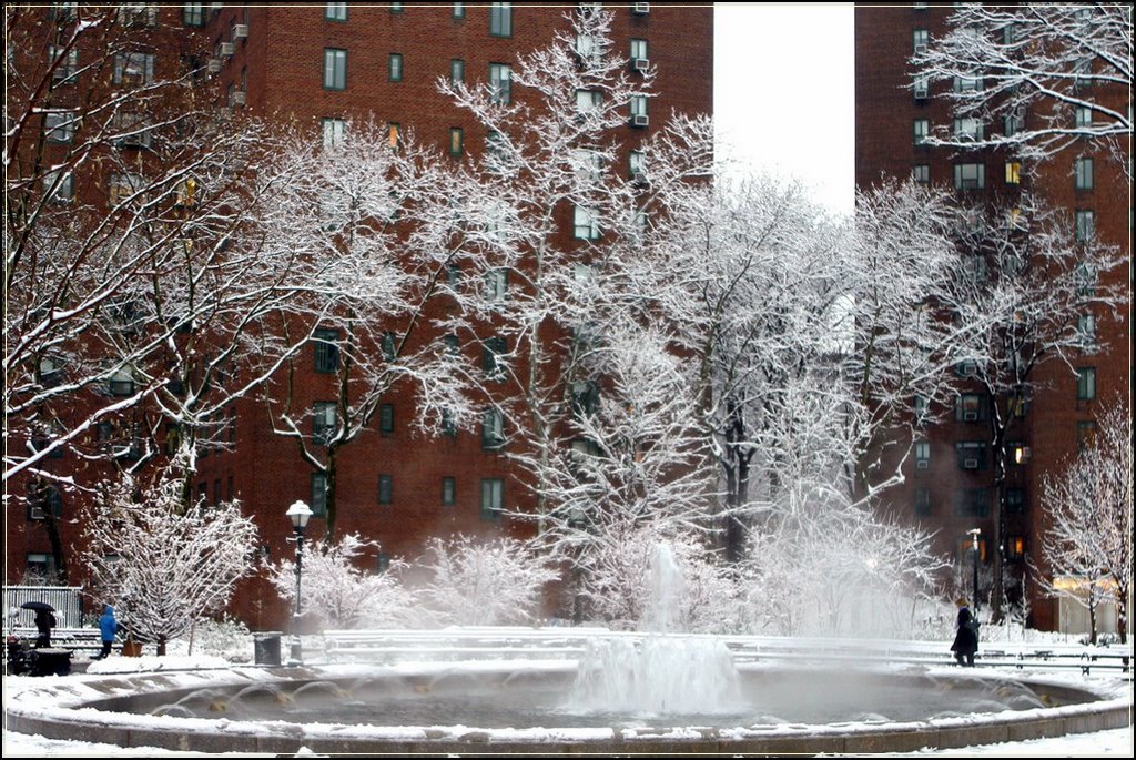 Winter in Stuyvesant Town - NYC - December 2008 by LuciaM