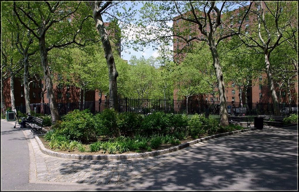 Stuyvesant Town Oval - NYC - May 2008 by LuciaM