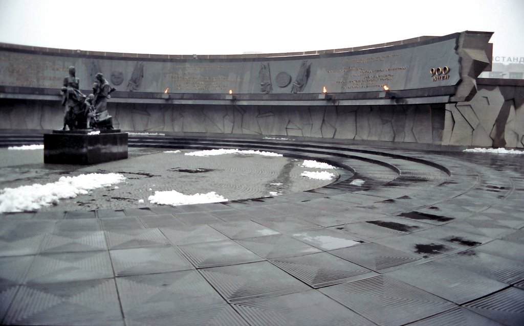 28-11-2003 Monumento a los Heroicos Defensores de Leningrado, San Petersburgo Rus. by Esteban M. Luna (esmol). by ESTEBAN M. LUNA