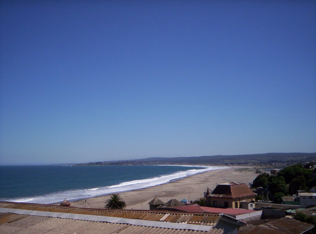 Una vista de la playa grande en Cartagena de Chile by chrisbelden35