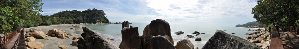 Teluk Chempedak Beach on the wooden bridge to the Pantai Teluk Tongkang beach (1) by Tarkan Selahiye