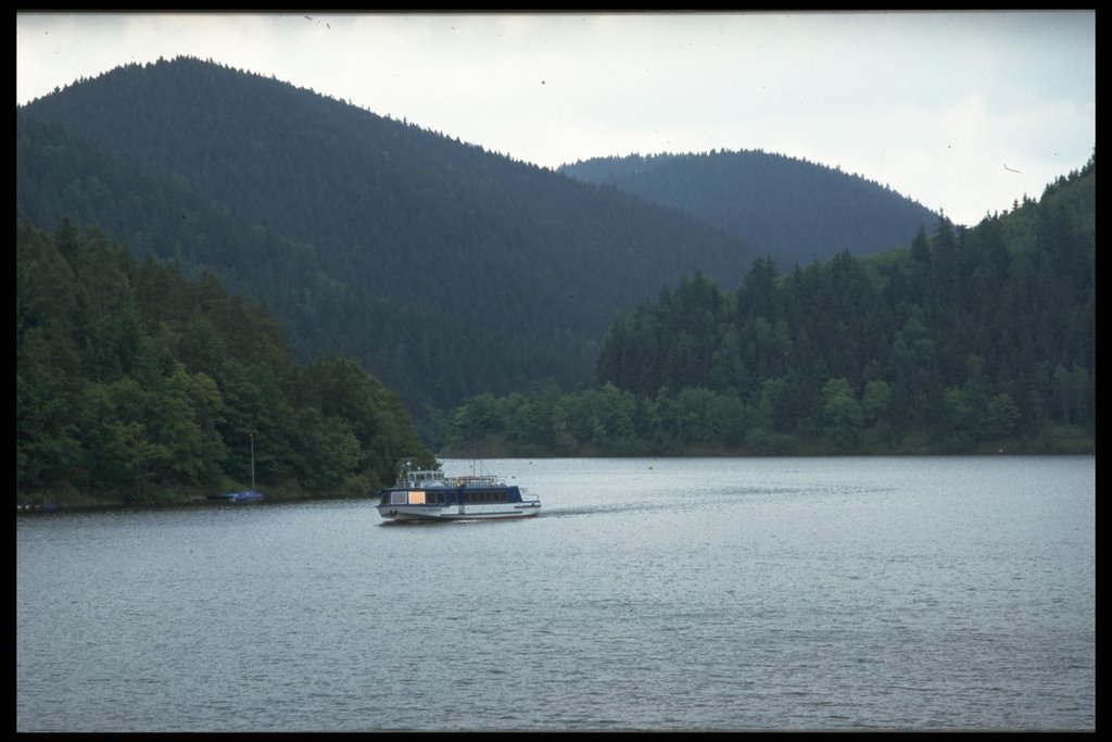 Hohenwarte Stausee - Schiffahrt bei Presswitzer Spitze by Albrecht Oefner