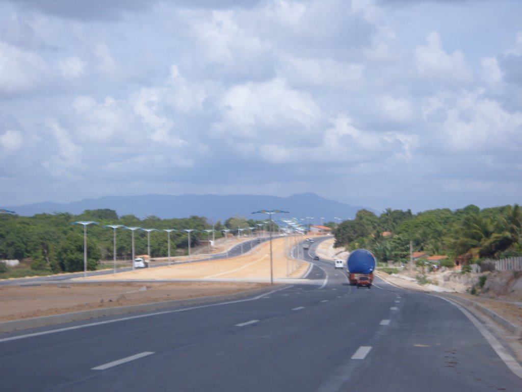 Rodovia Santos Dumont, cortando Horizonte, ao fundo a Serra da Aratanha by Jairo SilaS