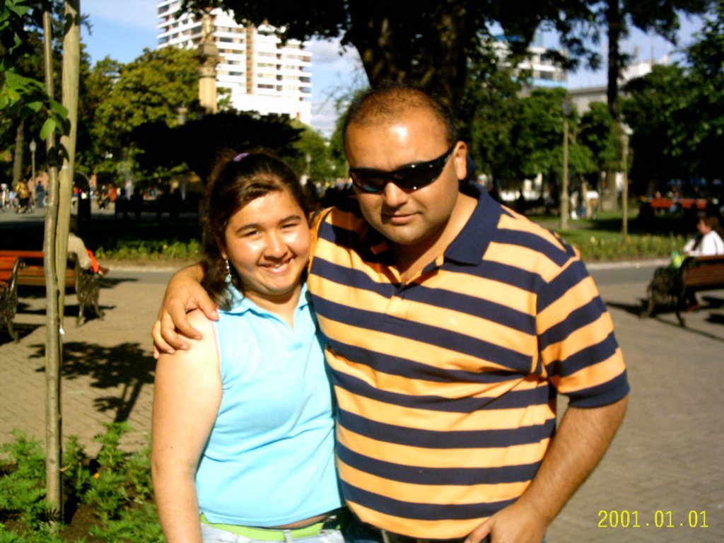 Mi hija y yo en la plaza by Rodrigo Ramirez