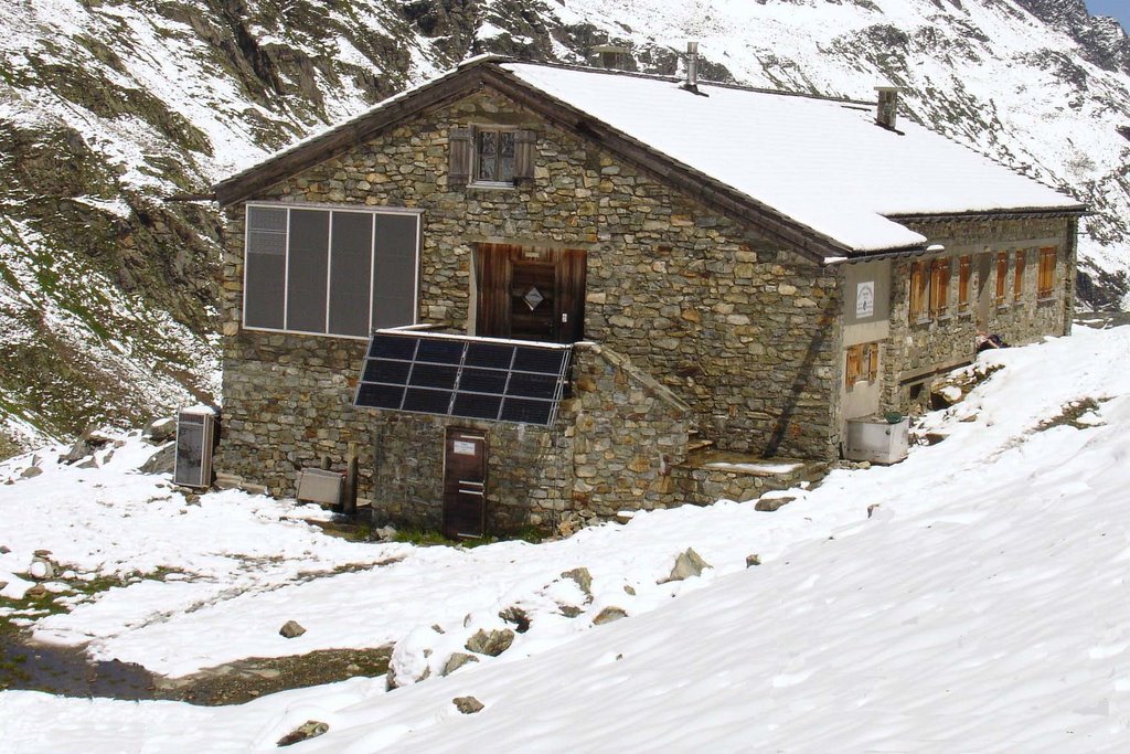 Klostertaler Umwelthütte 2362m by Luc Larivière