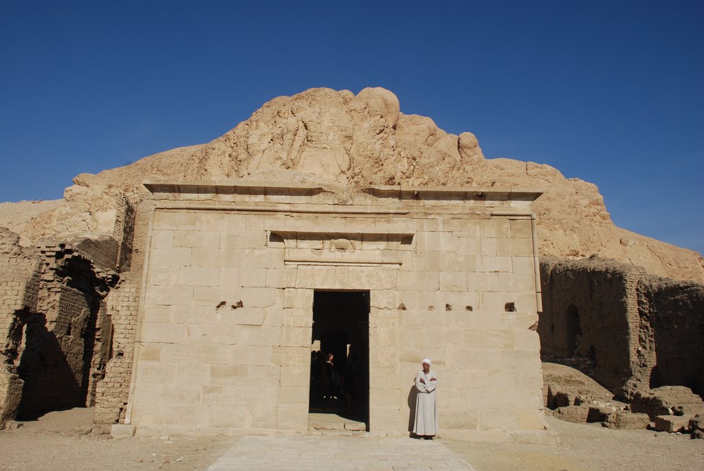 Deir eil Medineh: le temple d'Amenhotep by francoisdouchain