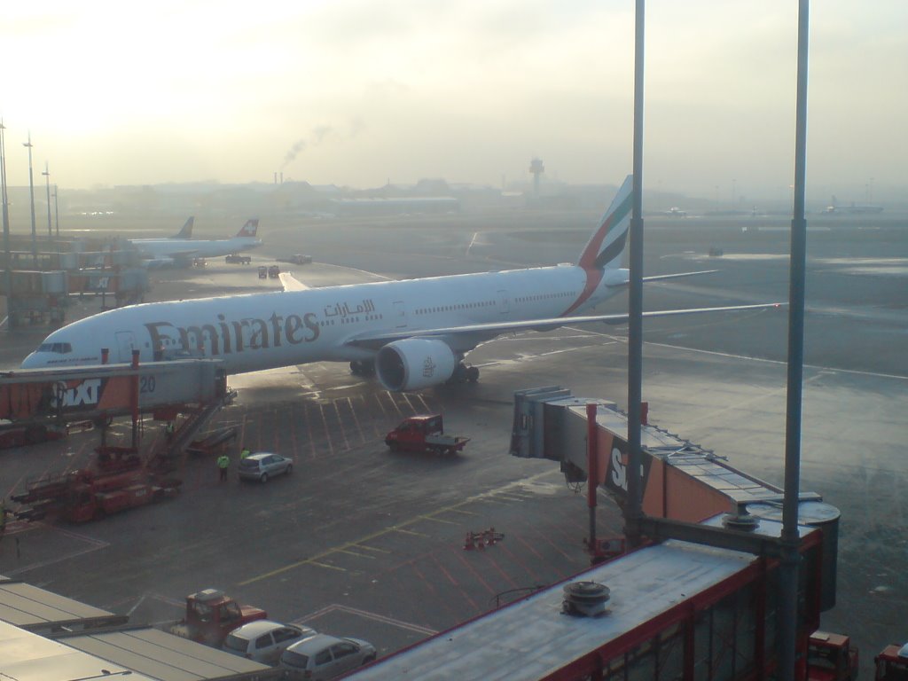 Emirates 777-300ER / Gate 20 by B-Ball