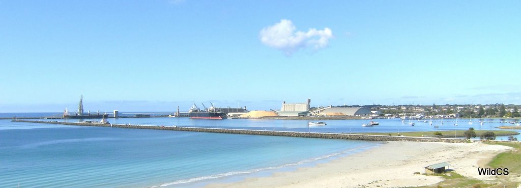 Portland Bay showing Nuns Beach, Lee Breakwater, Port of Portland and Foreshore by WildCS