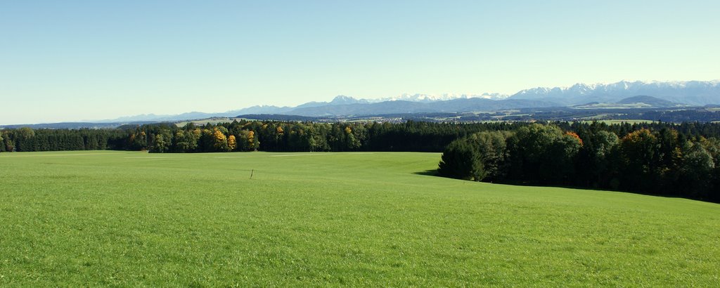 Alpenvorland mit dem Höllengebirge. (rechts) Links laufen die Alpen ins Flachland aus. by gerhab