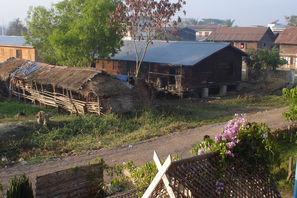 Nyaungshwe - Wooden house from Teakwood Hotel by lichinga