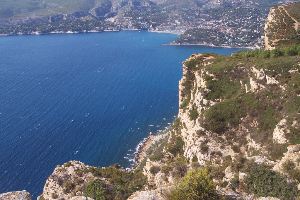 Baie de Cassis du Cap Canaille. Cassis. by 4net