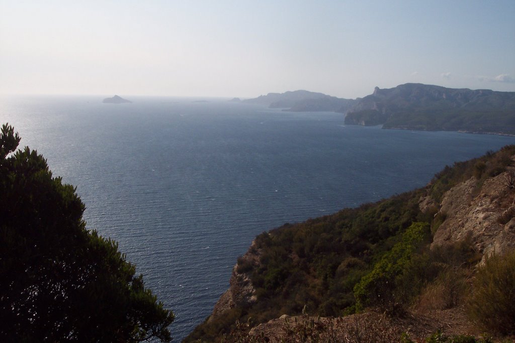 Les Calanques vues du Cap Canaille. Cassis. Vue Ouest. by 4net