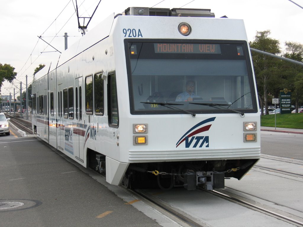 VTA Train 35 / Car 920A by Bruce Turner