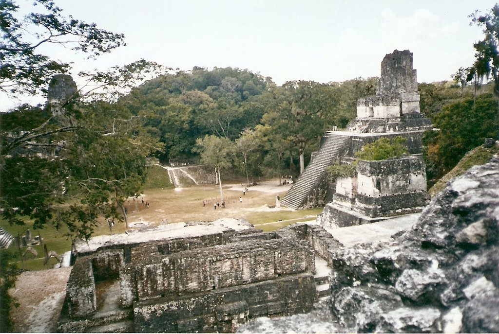 Tikal, plaza mayor by JovannaV V