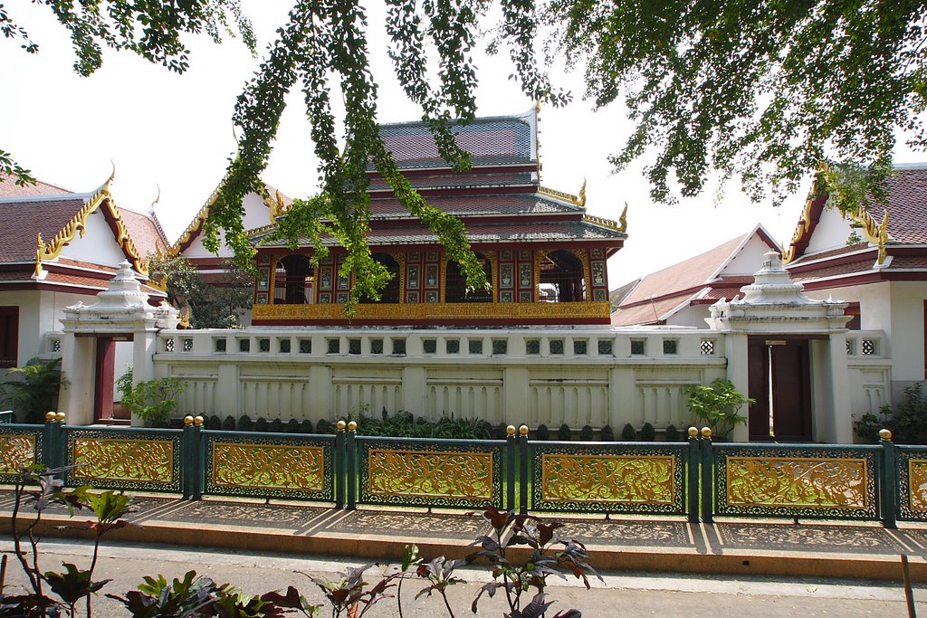 Ban Bat, Pom Prap Sattru Phai, Bangkok 10100, Thailand by Валерий Егорычев