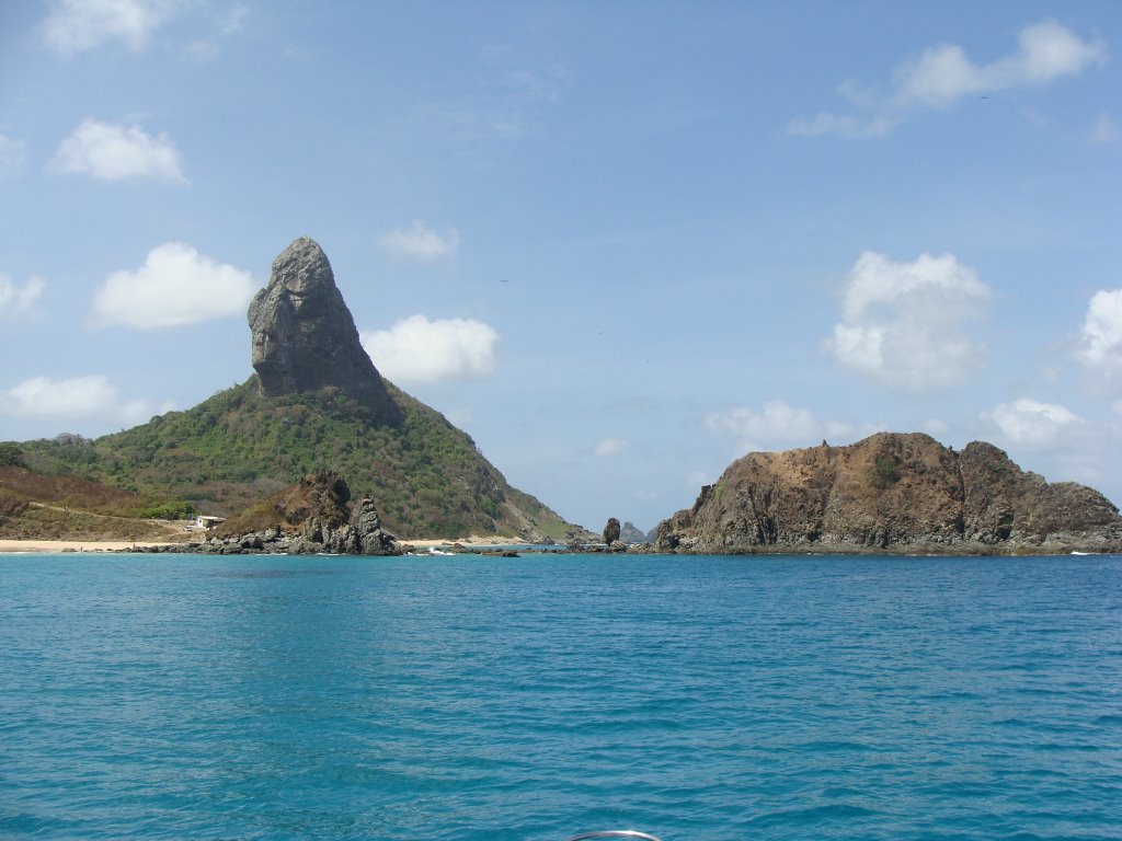 Passeio de barco pelo arquipélago - Morro do Pico - Fernando de Noronha - PE - nov/2008 by Henrique de BORBA