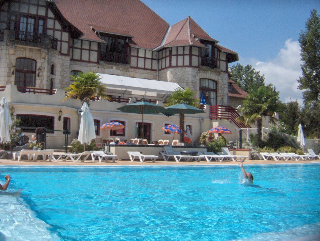 Château Cazalères Swimming pool by daumazan