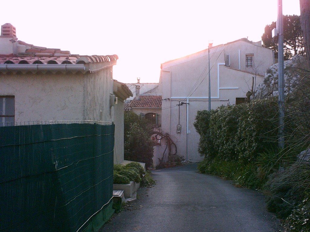 Traverse du Baou (chemin pour accéder à La Vierge) vers le village - Le Rove by hugomarseillais974