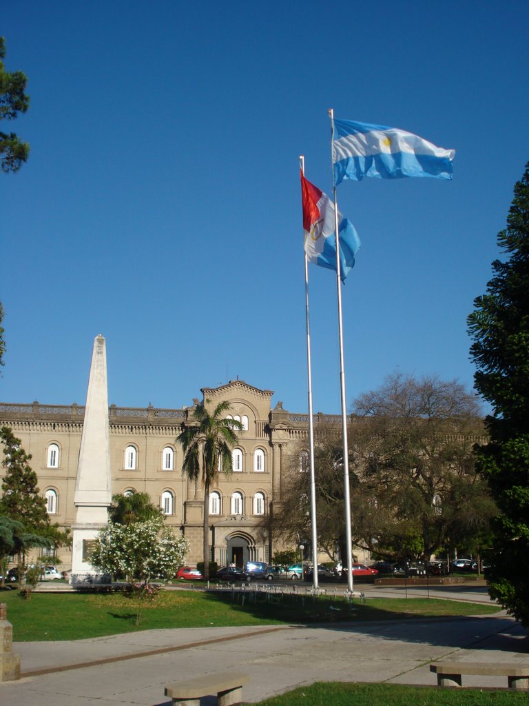 Banderas de la Provincia de Santa Fe y de la República Argentina - Plaza 25 de Mayo y Colegio Inmaculada Concepción by PabloSaFe