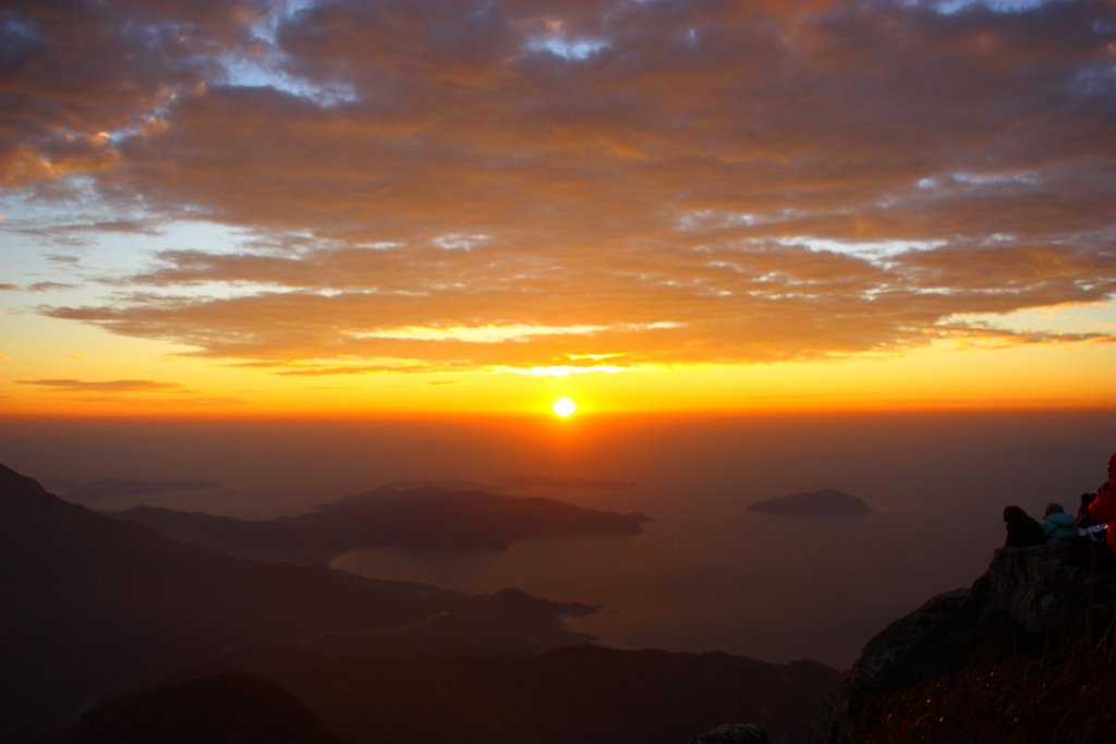 Sun set in lantau peak by HEIG