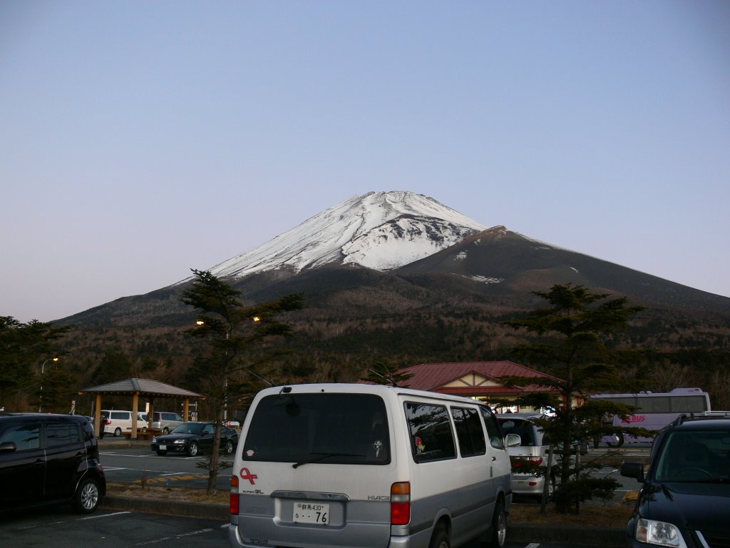 日の出前の富士山 by ippinkan