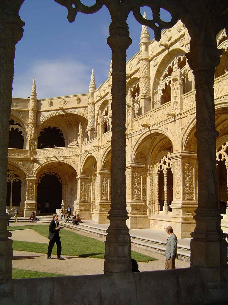 Mosteiro dos Jeronimos - interior courtyard by Emiliano Homrich