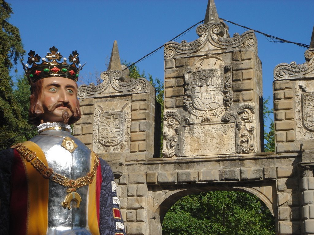 Antigua puerta barroca de las murallas llamada de San Nicolás, y gigante europeo by yiorsito