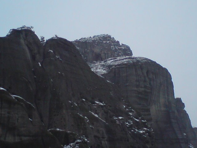 METEORA WITH SNOW by kaltsas