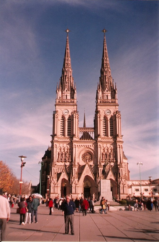 Basílica Nuestra Señora de Luján (1999) by edgardomdq