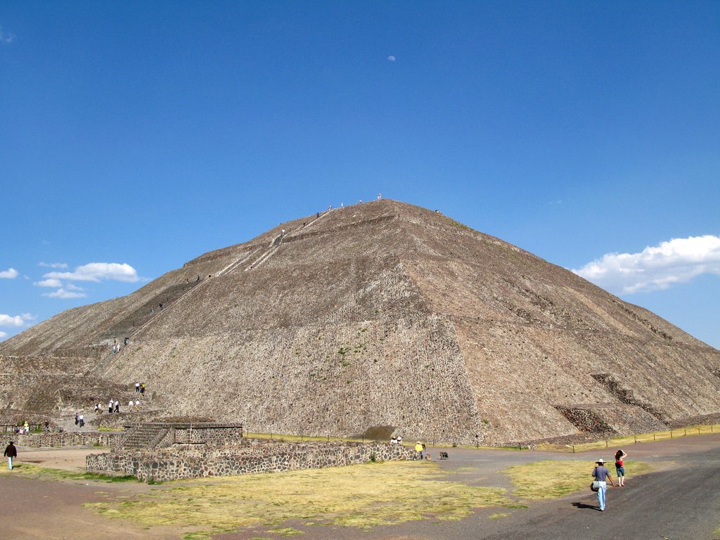 15-02-2008 Piramide del Sol, Teotihuacan, Edo. Méx. by Esteban M. Luna (esmol). by ESTEBAN M. LUNA