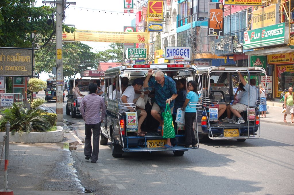 Jomtien Beach taxi traffic by Perttuli